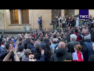На фоне закона о иноагентах, перед входом в здание парламента Грузии произошло столкновение полиции с митингующими,  СМИ.