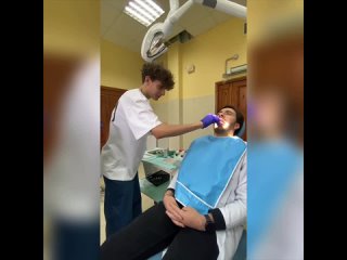 Школьник работал стоматологом сегодня в Приднестровском госуниверситете. Свои зубы и здоровье доверили восьмикласснику Ярославу