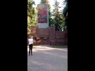 Квадроберы в масках и с хвостами забрались на памятник героям и жертвам революции 1905 года в сквере на площади... (видео)