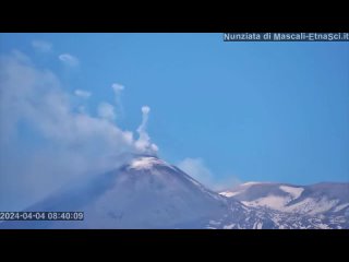 В Италии вулкан Этна начал выпускать дымовые кольца.