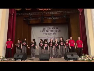 Справедливости ради, светский Дагестан представлен достаточно широко. Студенты танцуют.Забавный момент: во время выступления о