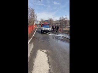 Продолжаем уборку на дорогах города, очистку тротуаров и откосов