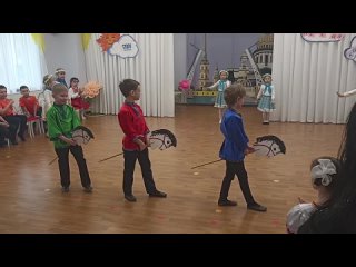 Танец под попурри песен о России