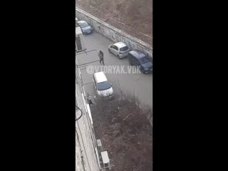 Во Владивостоке на Русской заметили мужчину, разгуливающего с ружьем по улицеНа Второй речке жители заметили мужчину с предме