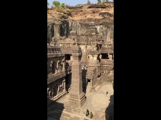Монолитный, вырезанный в скале, храм Кайлас. Индия

Когда слышишь ответ историков, почему раньше такое строили:

Раньше так стро