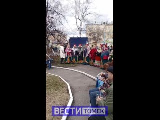 В преддверии праздника 9 мая, в одном из жилых дворов ул. Пушкина сегодня раздают кашу. Также творческие коллективы выступили пе