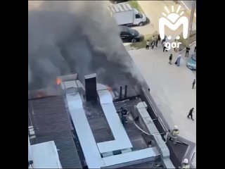 Крышу ресторана охватило пламя во время свадьбы в Каспийске