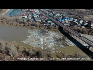 Саперы ТВВИКУ взрывают лед на реке Ишим