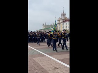 На площади Советов взвод барабанщиков Семьдесят пятой гвардейской бригады управления, которые барабанным боем задают темп и ритм