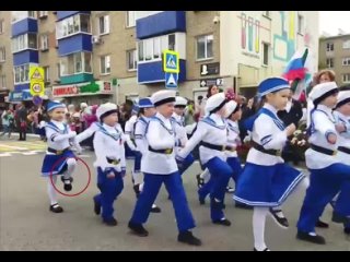 Малыш Лёва из Менделеевска вчера маршировал со своей группой на параде Победы и так увлекся, что потерял ботинок  ... (видео)