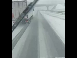 Трасса М-11 завалена снегом