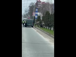 В Черновцах 4 сотрудника ТЦК за руки и ноги запихнули мужчину в машину Полиция в это время находится рядом и ничего не делае