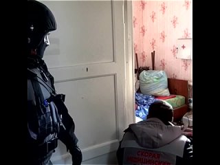 Шокирующее происшествие в пригороде - Мужчина терроризирует собственную семью (1080p).mp4