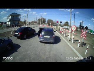 Выкидывают мусор из автомобиля