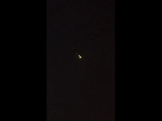 🇰🇼 Ночью в небе над Кувейтом заметили загадочный зеленый объект. Светящийся шар распался на 3 части во время полета.
