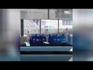 Во время открытия Олимпийского водного центра член сборной Франции по прыжкам в воду Алексис Жандар