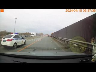 На выезде из Казани внедорожник BMW влетел в отбойник