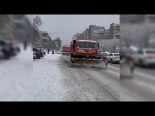 Спецтехника в бою с непогодой: Как дорожники борются с северным снегопадом в Тагиле?