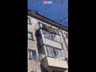 Прохожий спас маленькую девочку с карниза балкона на 4 этаже в Кирове