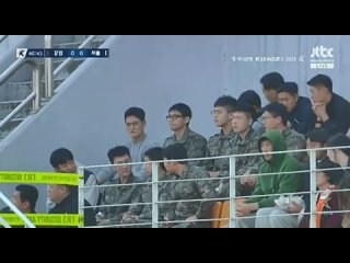 [FANTAKEN] Тэхёна показали в эфире телеканала JTBC во время трансляции футбольного матча между командами Gangwon FC и Seoul FC