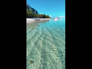 Кристально чистая вода на пляжах Ле-Морн, Маврикий