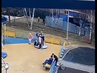 Женщина напала на детей.