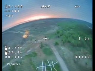 Кадры первого прилета нашего FPV-камикадзе в движущуюся немецкую БМП Marder 1A3 ВСУ на Авдеевском направлении