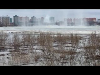 В Томске из-за паводка частично обрушился земляной вал рядом с мостом через реку Томь. Однако суровые сибиряки «перепрыгивают че
