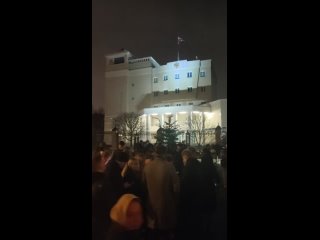 У российского посольства в Минске собирается большое количество людей выразить поддержку.