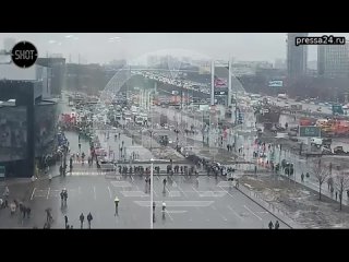 Более десяти тысяч человек пришли к стихийному мемориалу возле Крокуса, сообщили в МВД. Москвичи и г