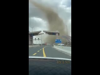 Um tornado atingiu a Arbia Saudita: na regio de Asir, foi declarado um nvel vermelho de perigo meteorolgico. O Centro Naci