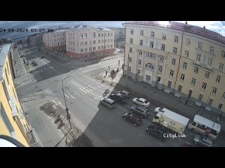 Автобус обогнал троллейбус на повороте по встречке в Петрозаводске