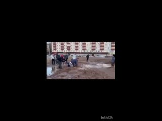 Школьники застряли в трясине на центральной площади подмосковного Солнечногорска. К спасению пришлось подключать МЧС