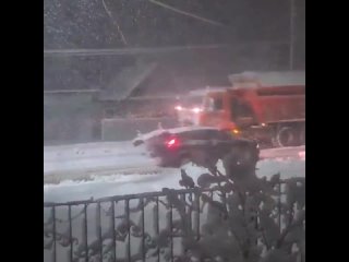 На борьбу со снегом в Ревде (Свердловская область) вышли коммунальщики: по улицам ездит снегоуборочная техника
