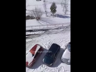 «Был хлопок очень сильный»: в Тюмени машину покорежил упавший снежный ком