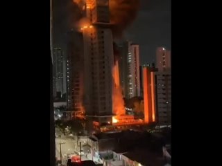 В бразильском Ресифи полыхает 25-этажное здание. Оно только строилось и жильцов там нет.