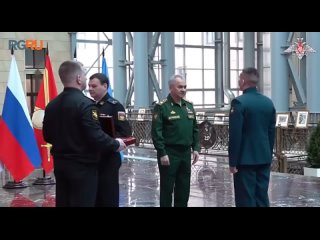 Министр обороны РФ Сергей Шойгу вручил медали Золотая звезда участникам СВО, проявившим мужество и героизм, сообщили в военном