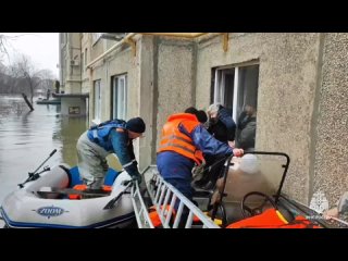 В Орске спасатели МЧС России продолжают эвакуировать жителей из подтопленных домов