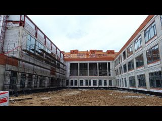 На контроле – ход строительства школы на 550 мест в мкр-оне Центральный. В настоящее время на  объекте трудятся 116 человек, раб