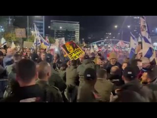 В Тель-Аливе проходят крупные столкновения с полицией во время массового митинга

Тысячи израильтян вышли на улицы с требованием