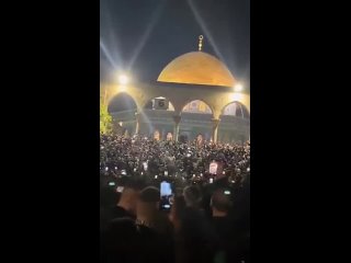 Después de que los drones atacaron desde Irán a Israel, los palestinos en Masjid Aqsa salieron y celebraron el movimiento bélico