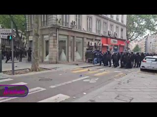 Во Франции начались жесткие стычки силовиков с первомайскими протестующими  17 человек уже задержаны, полиция применила дымовые