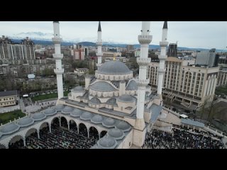 Тысячи мусульман Бишкека совершили праздничную молитву — видео