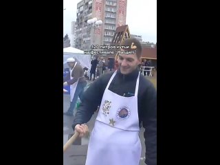 Тем временем в Чернигове прошел фестиваль На щите, где состоялось соревнование по готовке самой большой поминальной кутьи. Поб