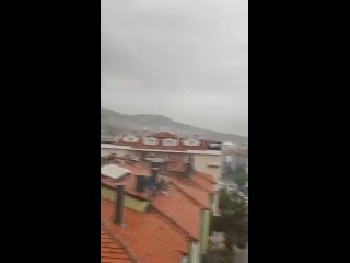Ветер не пощадил минарет мечети в Турции