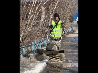 Снегоуборочная техника на службе чистоты в Якутске.