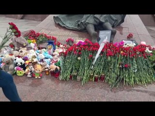 Куряне в постоянном потоке идут к стихийному мемориалу жертвам теракта в “Крокус Сити Холле“ у памятника “Скорбящей матери“