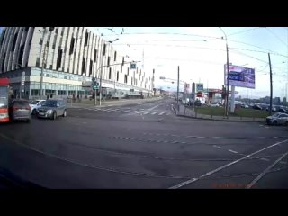 ДТП от 9 апреля. На повороте с Амбарной улицы на Херсонскую водитель не учел, что у трамвая вынос 1,5 метра. На... (видео)