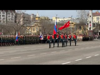 🇷🇺 На площадь Ленина, чеканя шаг, выходит знамённая группа.