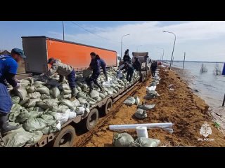 Сотрудники челябинского МЧС показали, как ограждают дороги от паводка в Тюмени